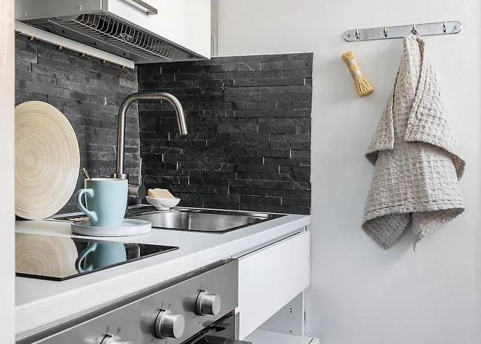 Quiet Haven - Fast Wifi, Functional Living, Remote Work, Doorstep Parking *