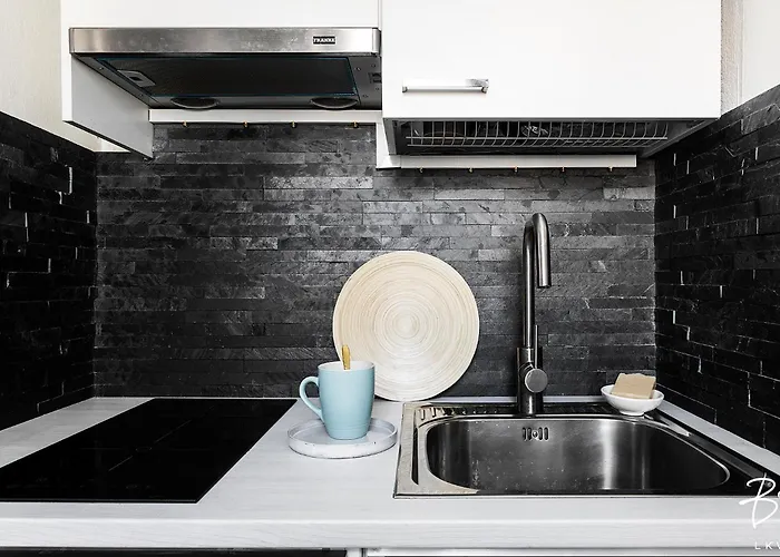 Quiet Haven - Fast Wifi, Functional Living, Remote Work, Doorstep Parking *