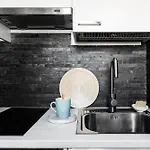 Quiet Haven - Fast Wifi, Functional Living, Remote Work, Doorstep Parking *